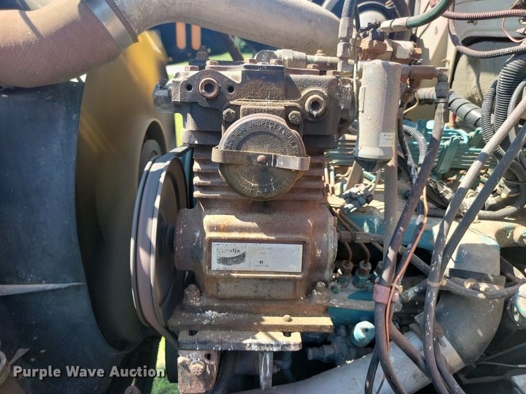 image for item LQ9238 1992 International 4700  truck with tree spade