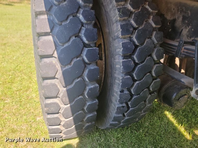 image for item LQ9238 1992 International 4700  truck with tree spade