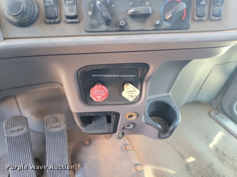 image for item LQ9240 2013 Peterbuilt 367  dump truck