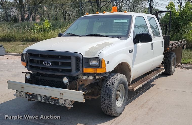 image for item LQ9253 2001  Ford F350 Super Duty  Crew cab flatbed pickup truck