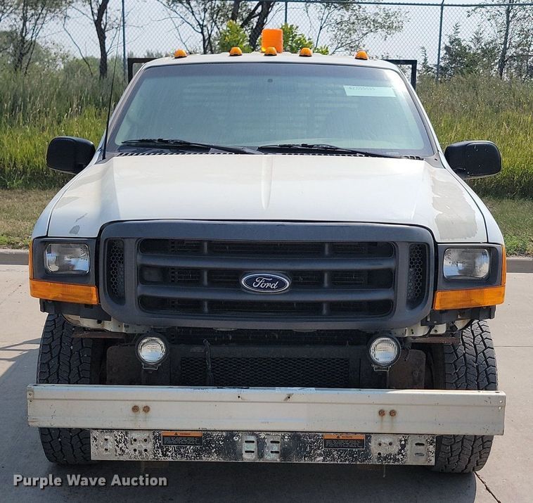image for item LQ9253 2001  Ford F350 Super Duty  Crew cab flatbed pickup truck