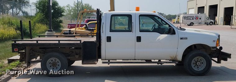 image for item LQ9253 2001  Ford F350 Super Duty  Crew cab flatbed pickup truck