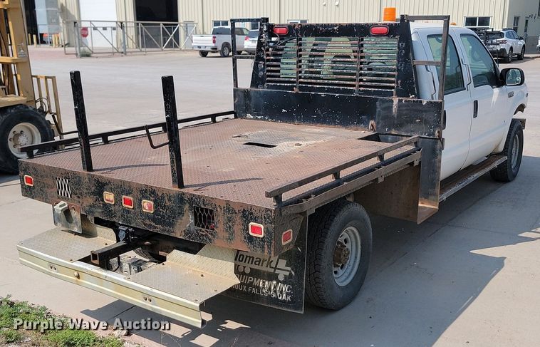 image for item LQ9253 2001  Ford F350 Super Duty  Crew cab flatbed pickup truck