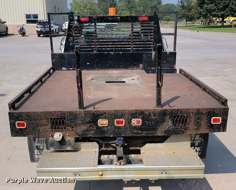 image for item LQ9253 2001  Ford F350 Super Duty  Crew cab flatbed pickup truck