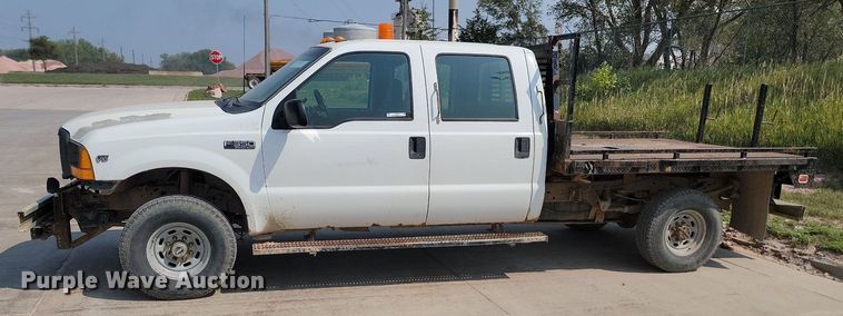 image for item LQ9253 2001  Ford F350 Super Duty  Crew cab flatbed pickup truck