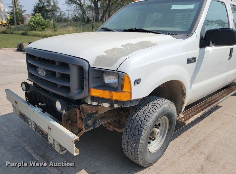 image for item LQ9253 2001  Ford F350 Super Duty  Crew cab flatbed pickup truck