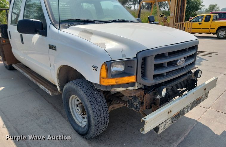 image for item LQ9253 2001  Ford F350 Super Duty  Crew cab flatbed pickup truck