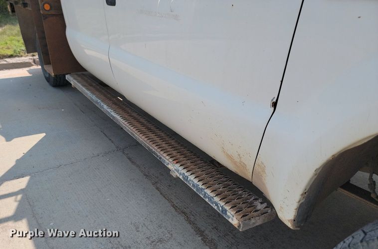 image for item LQ9253 2001  Ford F350 Super Duty  Crew cab flatbed pickup truck