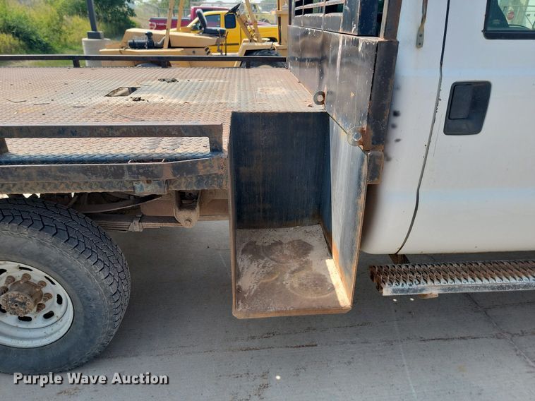 image for item LQ9253 2001  Ford F350 Super Duty  Crew cab flatbed pickup truck