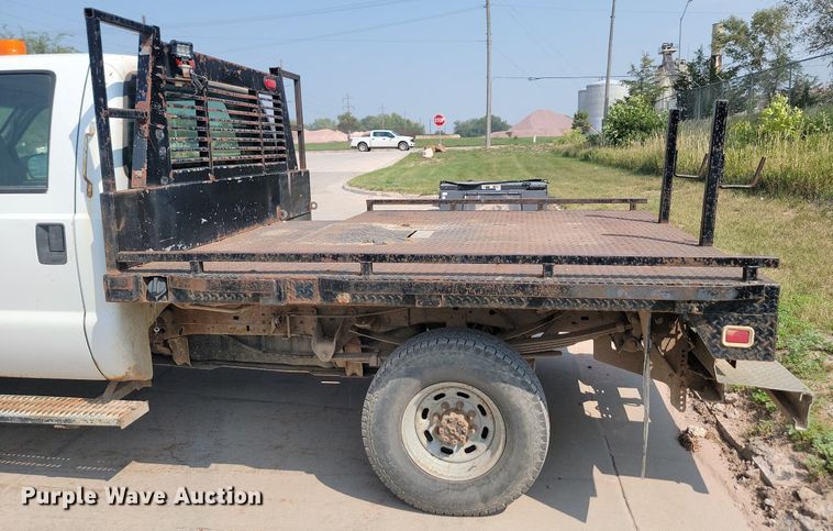 image for item LQ9253 2001  Ford F350 Super Duty  Crew cab flatbed pickup truck