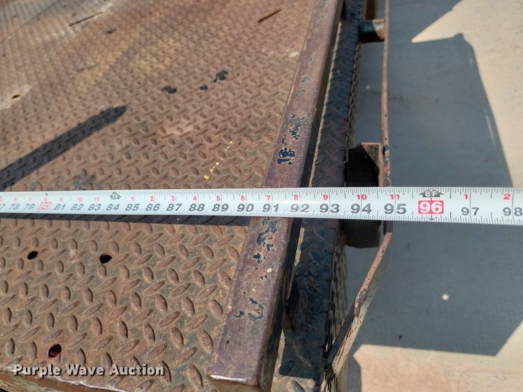 image for item LQ9253 2001  Ford F350 Super Duty  Crew cab flatbed pickup truck