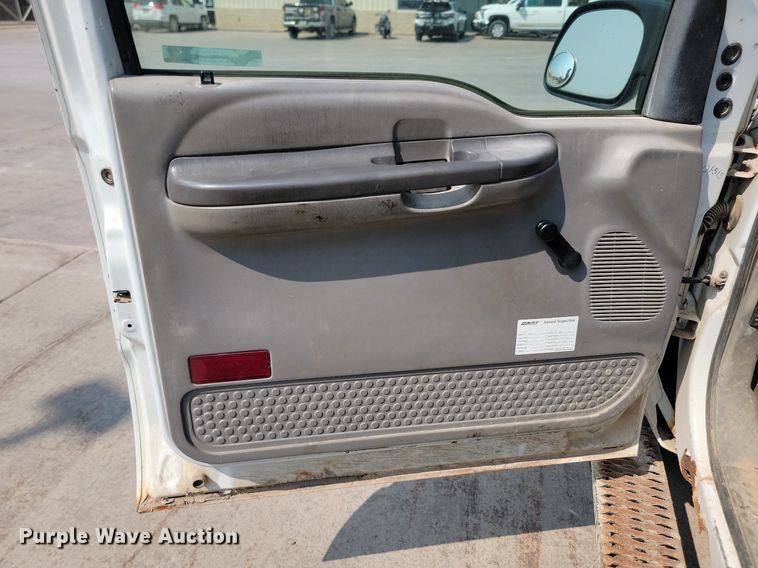 image for item LQ9253 2001  Ford F350 Super Duty  Crew cab flatbed pickup truck