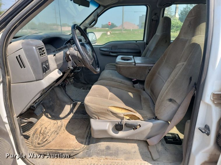 image for item LQ9253 2001  Ford F350 Super Duty  Crew cab flatbed pickup truck