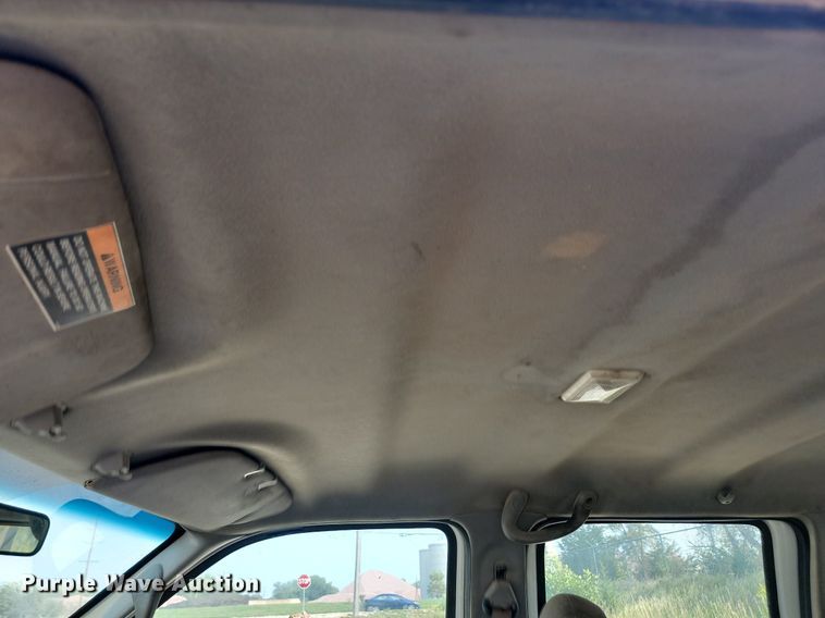 image for item LQ9253 2001  Ford F350 Super Duty  Crew cab flatbed pickup truck