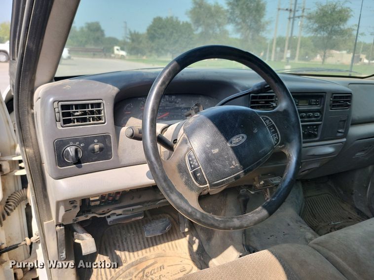 image for item LQ9253 2001  Ford F350 Super Duty  Crew cab flatbed pickup truck