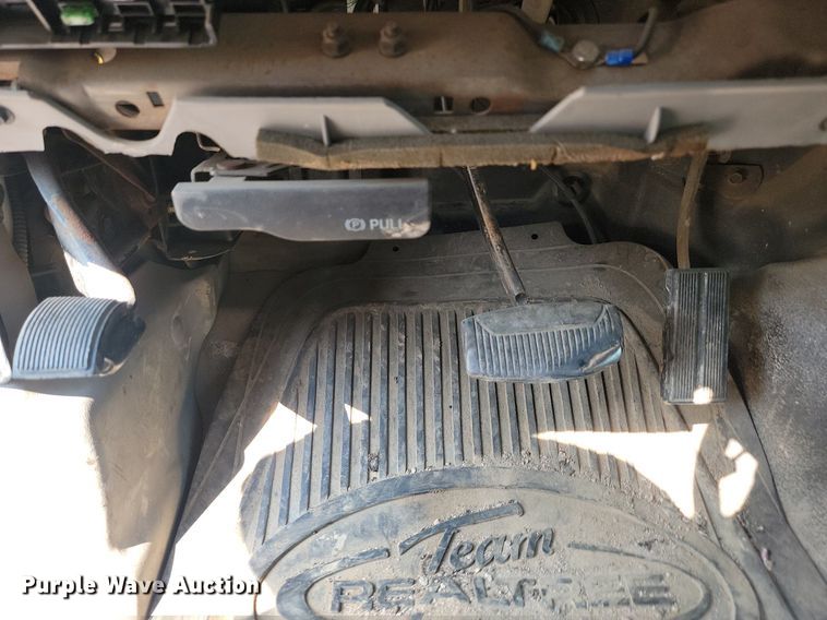 image for item LQ9253 2001  Ford F350 Super Duty  Crew cab flatbed pickup truck