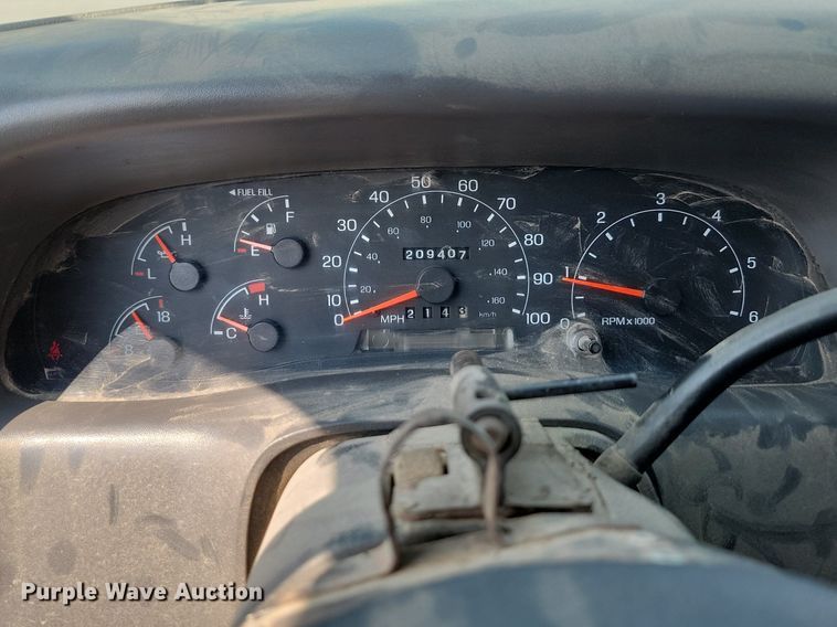 image for item LQ9253 2001  Ford F350 Super Duty  Crew cab flatbed pickup truck