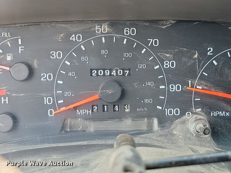 image for item LQ9253 2001  Ford F350 Super Duty  Crew cab flatbed pickup truck