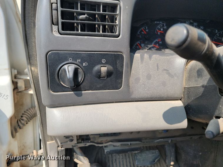 image for item LQ9253 2001  Ford F350 Super Duty  Crew cab flatbed pickup truck