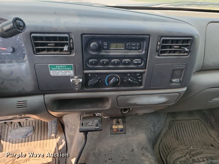 image for item LQ9253 2001  Ford F350 Super Duty  Crew cab flatbed pickup truck