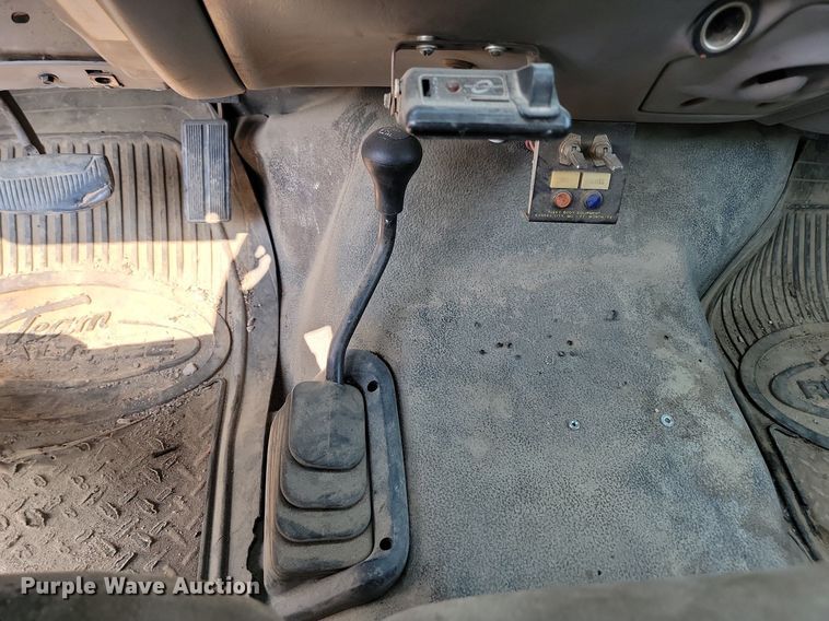 image for item LQ9253 2001  Ford F350 Super Duty  Crew cab flatbed pickup truck