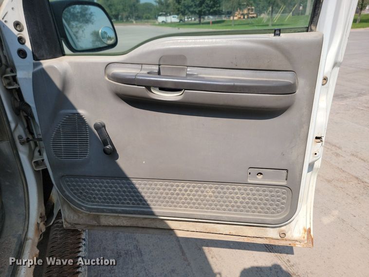 image for item LQ9253 2001  Ford F350 Super Duty  Crew cab flatbed pickup truck