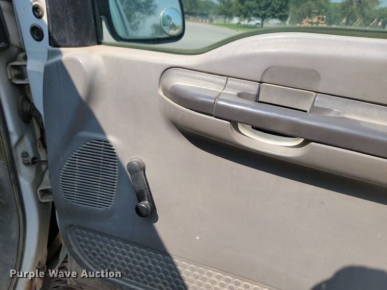 image for item LQ9253 2001  Ford F350 Super Duty  Crew cab flatbed pickup truck