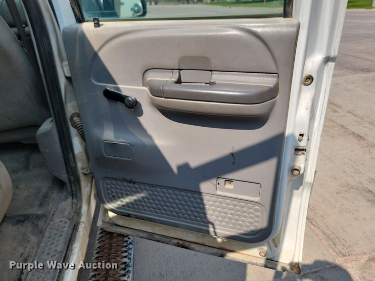 image for item LQ9253 2001  Ford F350 Super Duty  Crew cab flatbed pickup truck