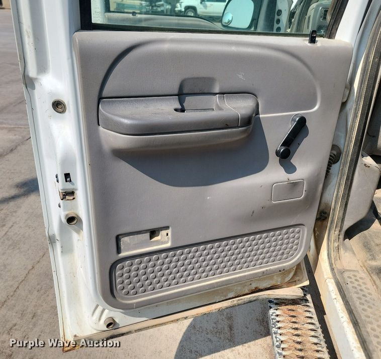 image for item LQ9253 2001  Ford F350 Super Duty  Crew cab flatbed pickup truck