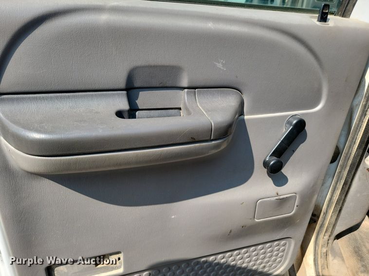 image for item LQ9253 2001  Ford F350 Super Duty  Crew cab flatbed pickup truck