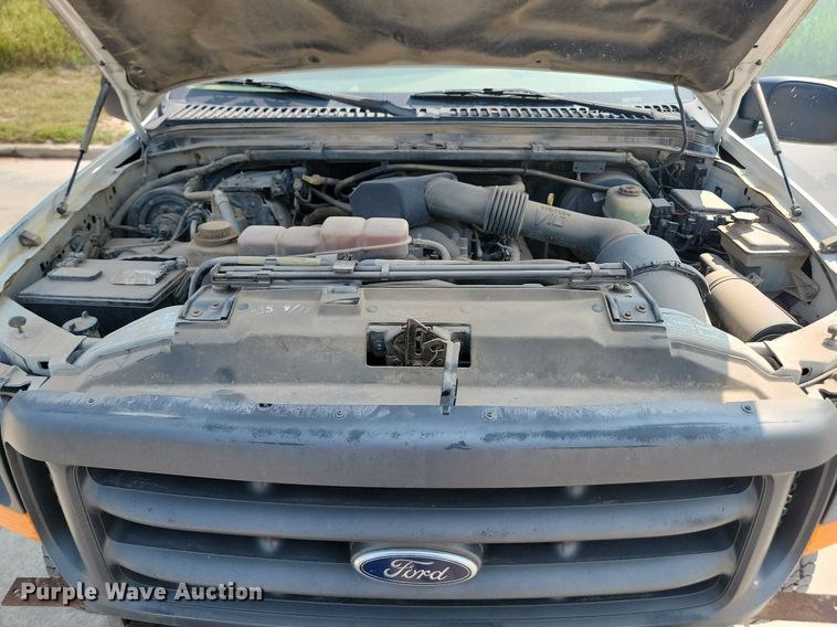 image for item LQ9253 2001  Ford F350 Super Duty  Crew cab flatbed pickup truck