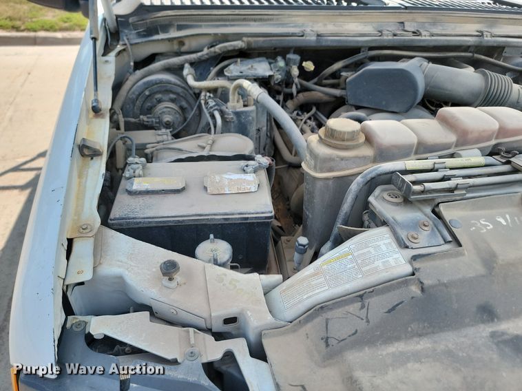 image for item LQ9253 2001  Ford F350 Super Duty  Crew cab flatbed pickup truck