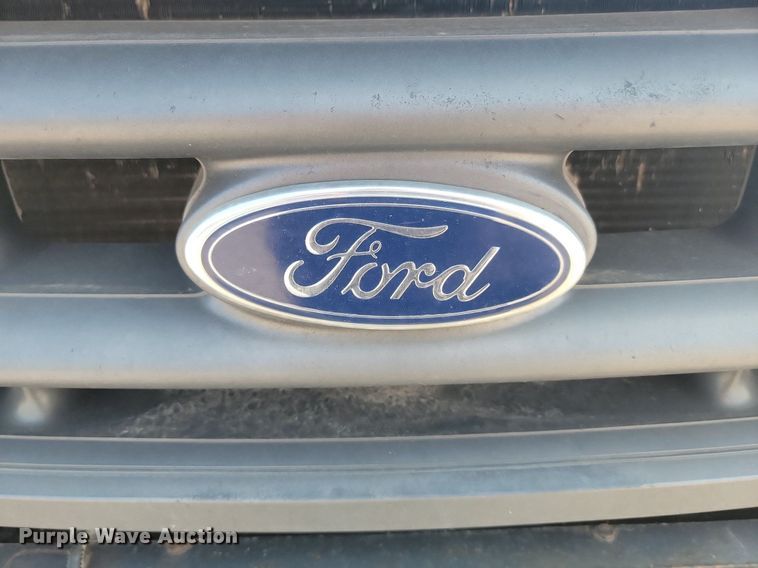 image for item LQ9253 2001  Ford F350 Super Duty  Crew cab flatbed pickup truck