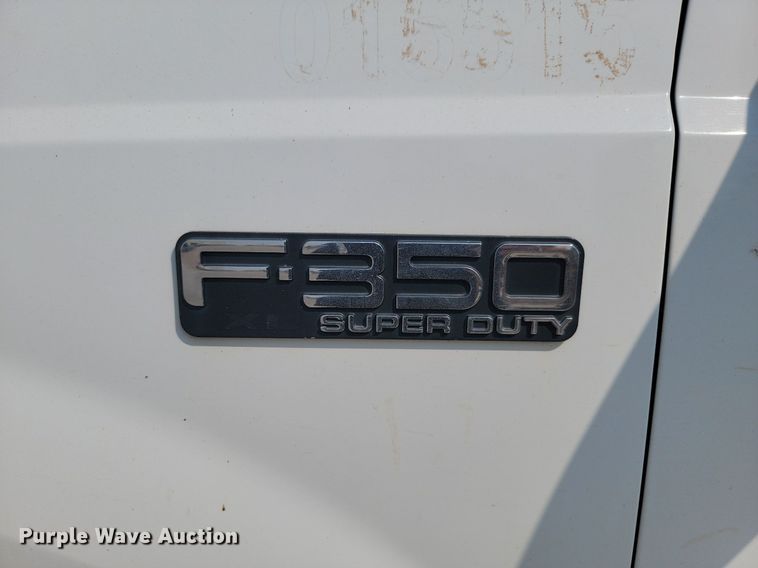 image for item LQ9253 2001  Ford F350 Super Duty  Crew cab flatbed pickup truck