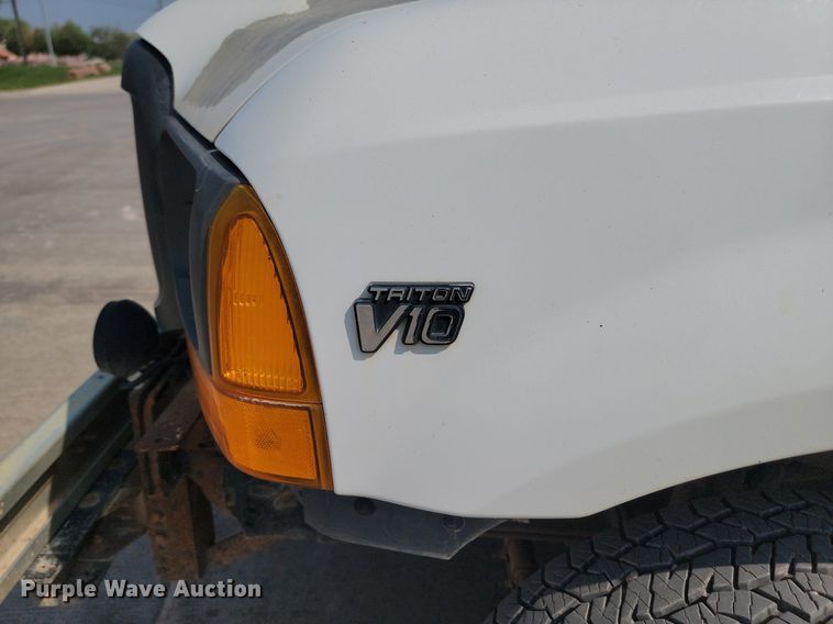 image for item LQ9253 2001  Ford F350 Super Duty  Crew cab flatbed pickup truck