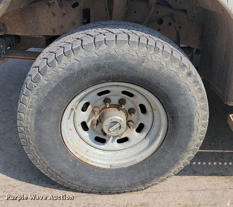 image for item LQ9253 2001  Ford F350 Super Duty  Crew cab flatbed pickup truck