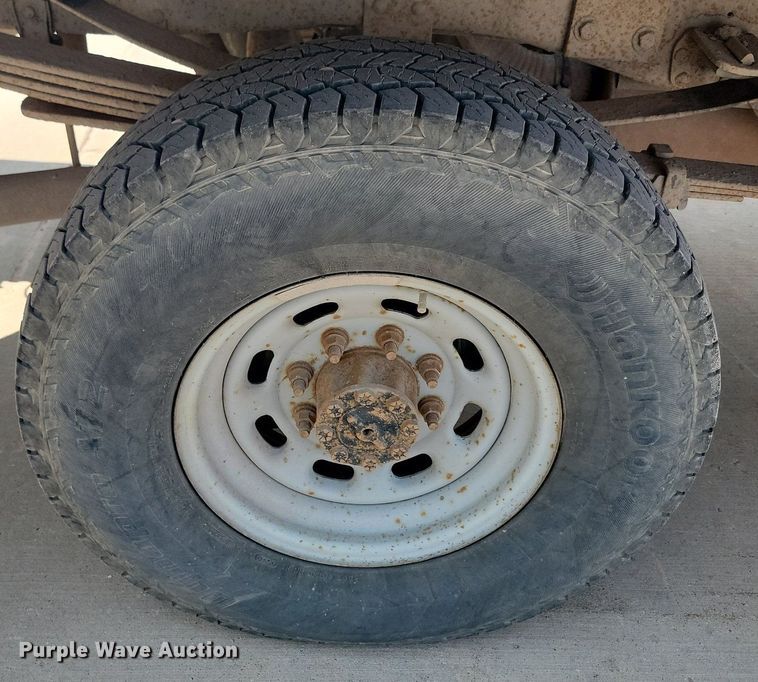 image for item LQ9253 2001  Ford F350 Super Duty  Crew cab flatbed pickup truck