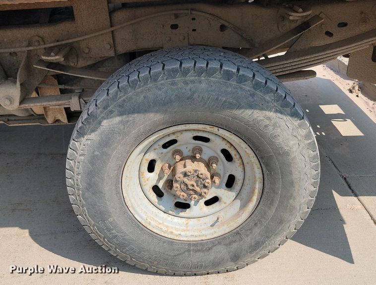 image for item LQ9253 2001  Ford F350 Super Duty  Crew cab flatbed pickup truck