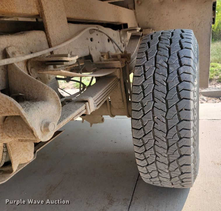 image for item LQ9253 2001  Ford F350 Super Duty  Crew cab flatbed pickup truck