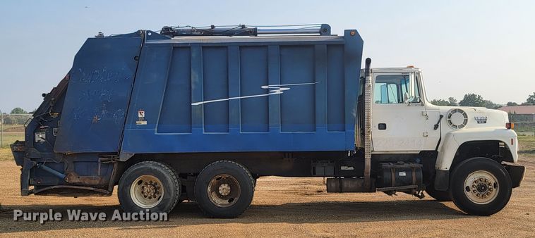 image for item LQ9257 1994 Ford L8000  refuse truck
