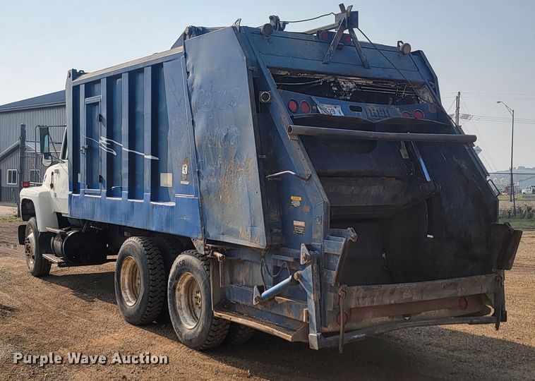 image for item LQ9257 1994 Ford L8000  refuse truck