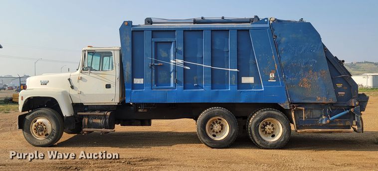 image for item LQ9257 1994 Ford L8000  refuse truck