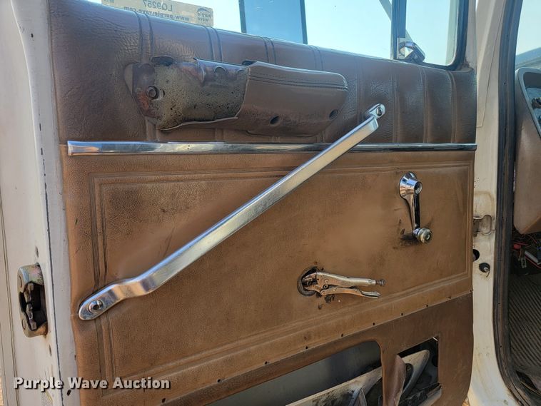 image for item LQ9257 1994 Ford L8000  refuse truck