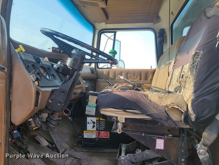 image for item LQ9257 1994 Ford L8000  refuse truck