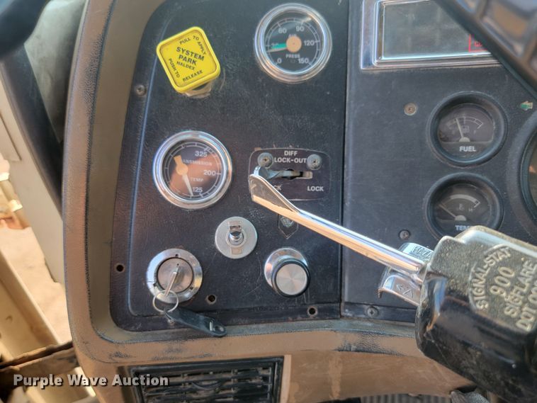 image for item LQ9257 1994 Ford L8000  refuse truck