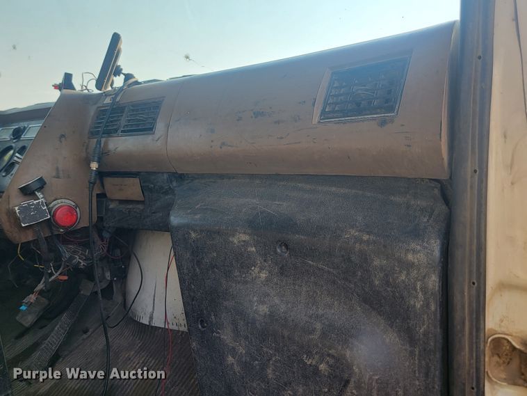 image for item LQ9257 1994 Ford L8000  refuse truck