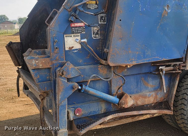 image for item LQ9257 1994 Ford L8000  refuse truck