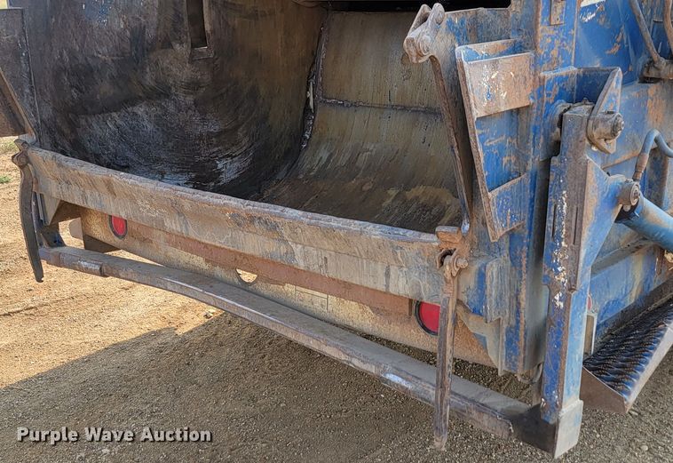 image for item LQ9257 1994 Ford L8000  refuse truck