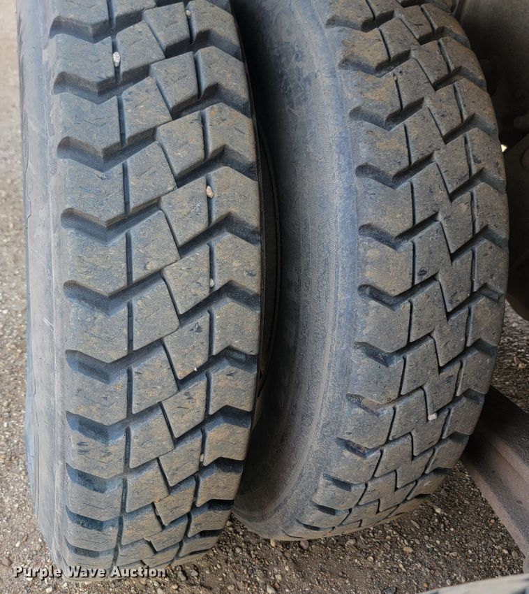 image for item LQ9257 1994 Ford L8000  refuse truck