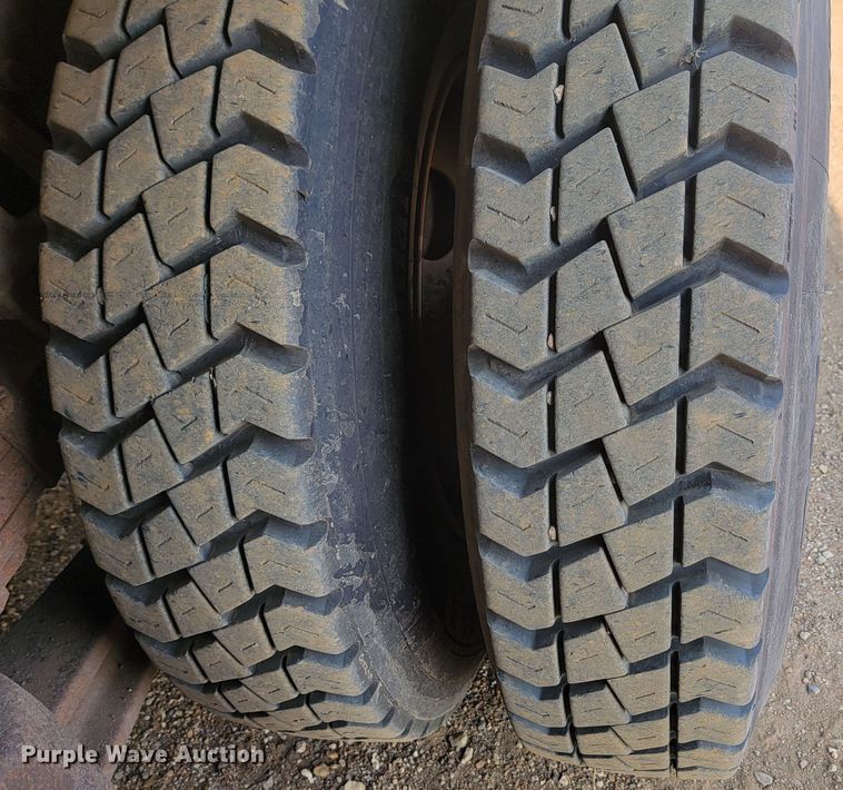 image for item LQ9257 1994 Ford L8000  refuse truck